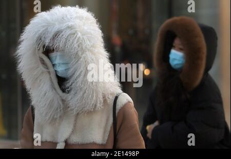 Peking, China. Januar 2021. Chinesen tragen Gesichtsmasken, während sie am Montag, den 4. Januar 2021, eine normalerweise geschäftige Einkaufsstraße in Peking besuchen. Chinas Hauptstadt hat in der letzten Woche neue Covid-19-Fälle registriert, was die lokalen Behörden dazu veranlasste, einen "Notstand" auszurufen. Foto von Stephen Shaver/UPI Kredit: UPI/Alamy Live Nachrichten Stockfoto