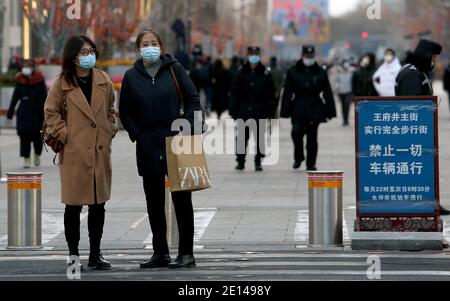 Peking, China. Januar 2021. Chinesen tragen Gesichtsmasken, während sie am Montag, den 4. Januar 2021, eine normalerweise geschäftige internationale Einkaufsstraße in Peking besuchen. Chinas Hauptstadt hat in der letzten Woche neue Covid-19-Fälle registriert, was die lokalen Behörden dazu veranlasste, einen "Notstand" auszurufen. Foto von Stephen Shaver/UPI Kredit: UPI/Alamy Live Nachrichten Stockfoto