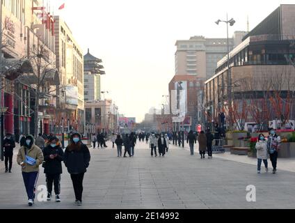 Peking, China. Januar 2021. Chinesen tragen Gesichtsmasken, während sie am Montag, den 4. Januar 2021, eine normalerweise geschäftige internationale Einkaufsstraße in Peking besuchen. Chinas Hauptstadt hat in der letzten Woche neue Covid-19-Fälle registriert, was die lokalen Behörden dazu veranlasste, einen "Notstand" auszurufen. Foto von Stephen Shaver/UPI Kredit: UPI/Alamy Live Nachrichten Stockfoto