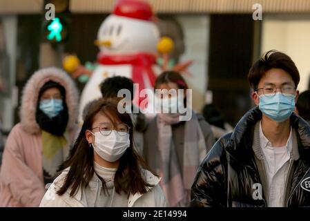 Peking, China. Januar 2021. Chinesen tragen Gesichtsmasken, während sie am Montag, den 4. Januar 2021, eine normalerweise geschäftige Einkaufsstraße in Peking besuchen. Chinas Hauptstadt hat in der letzten Woche neue Covid-19-Fälle registriert, was die lokalen Behörden dazu veranlasste, einen "Notstand" auszurufen. Foto von Stephen Shaver/UPI Kredit: UPI/Alamy Live Nachrichten Stockfoto