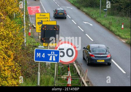 Langley, Slough, Berkshire, Großbritannien. November 2020. Die Modernisierung der M4 Smart Motorway wird in der Nähe der Anschlussstelle M4 nach Langley, Slough in Berkshire fortgesetzt. Derzeit gibt es Geschwindigkeitsbeschränkungen für die M4 von 50 mph, während die M4 zu einer digitalen Autobahn mit variablen Geschwindigkeitsbegrenzungen aufgerüstet wird. In Großbritannien wurden in den letzten fünf Jahren 35 Menschen auf Smart Motorways getötet, und viele Bewohner von Berkshire werden die M4 nicht mehr benutzen, sobald die Smart Motorway aus Sicherheitsgründen in Betrieb genommen wird, da die harte Schulter entfernt und durch zeitweise auftretende Notfallbereiche ersetzt wird. Die alte footbri Stockfoto
