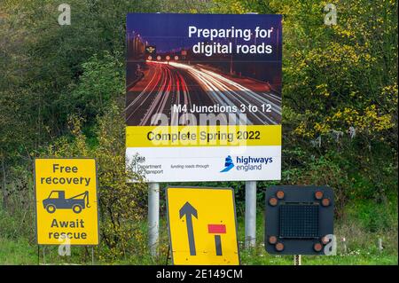 Langley, Slough, Berkshire, Großbritannien. November 2020. Die Modernisierung der M4 Smart Motorway wird in der Nähe der Anschlussstelle M4 nach Langley, Slough in Berkshire fortgesetzt. Derzeit gibt es Geschwindigkeitsbeschränkungen für die M4 von 50 mph, während die M4 zu einer digitalen Autobahn mit variablen Geschwindigkeitsbegrenzungen aufgerüstet wird. In Großbritannien wurden in den letzten fünf Jahren 35 Menschen auf Smart Motorways getötet, und viele Bewohner von Berkshire werden die M4 nicht mehr benutzen, sobald die Smart Motorway aus Sicherheitsgründen in Betrieb genommen wird, da die harte Schulter entfernt und durch zeitweise auftretende Notfallbereiche ersetzt wird. Die alte footbri Stockfoto