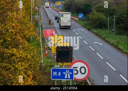 Langley, Slough, Berkshire, Großbritannien. November 2020. Die Modernisierung der M4 Smart Motorway wird in der Nähe der Anschlussstelle M4 nach Langley, Slough in Berkshire fortgesetzt. Derzeit gibt es Geschwindigkeitsbeschränkungen für die M4 von 50 mph, während die M4 zu einer digitalen Autobahn mit variablen Geschwindigkeitsbegrenzungen aufgerüstet wird. In Großbritannien wurden in den letzten fünf Jahren 35 Menschen auf Smart Motorways getötet, und viele Bewohner von Berkshire werden die M4 nicht mehr benutzen, sobald die Smart Motorway aus Sicherheitsgründen in Betrieb genommen wird, da die harte Schulter entfernt und durch zeitweise auftretende Notfallbereiche ersetzt wird. Die alte footbri Stockfoto