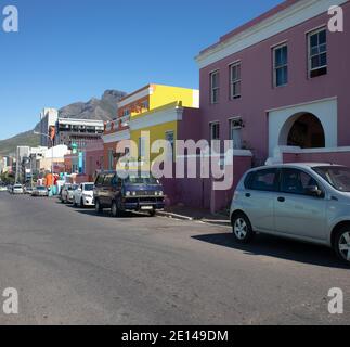 Bo-Kaap, Yusuf Drive- Cape Town, South Africa - 10/11/2020 lebendige und bunt bemalte Häuser in Bo-kaap. Stockfoto