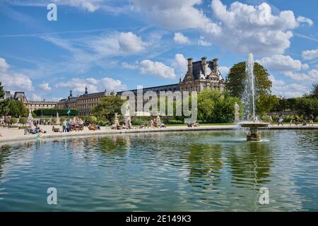 Paris (Frankreich): Der botanische Garten Jardin des Tuileries im 1. Arrondissement. Der Teich mit dem Louvre Museum im Hintergrund Stockfoto