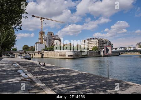 Paris (Frankreich): Rekonstruktion der Kathedrale Notre-Dame im 4. Arrondissement, am 17. August 2020. Kran über der Kathedrale. Konsolidierung Stockfoto