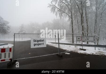 Hellenthal, Deutschland. Januar 2021. Ein Bauzaun blockiert einen Parkplatz im Skigebiet 'Weißer Stein' in der Eifel. Nach großen Menschenmengen am Wochenende hat die Gemeinde Hellenthal den Parkplatz abgedichtet. Quelle: Henning Kaiser/dpa/Alamy Live News Stockfoto