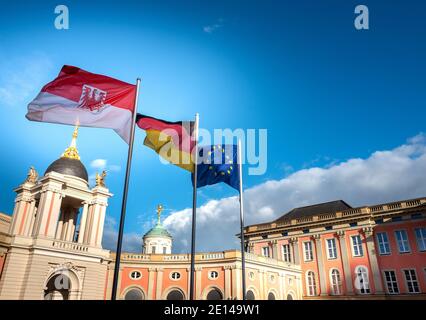 Die Landesflagge Von Brandenburg Im Hof Der Potsdamer Landtag Stockfoto