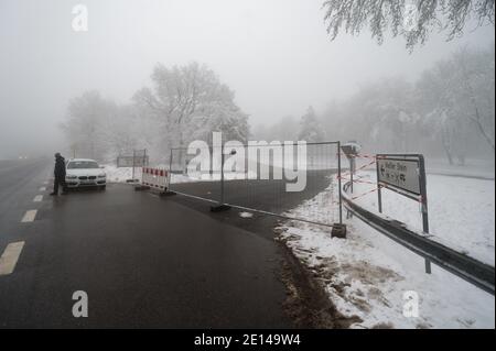 Hellenthal, Deutschland. Januar 2021. Ein Bauzaun blockiert einen Parkplatz im Skigebiet 'Weißer Stein' in der Eifel. Nach großen Menschenmengen am Wochenende hat die Gemeinde Hellenthal den Parkplatz abgedichtet. Quelle: Henning Kaiser/dpa/Alamy Live News Stockfoto