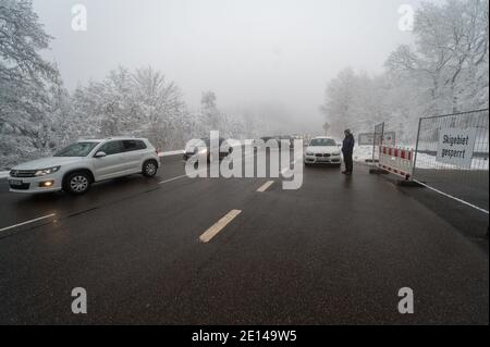 Hellenthal, Deutschland. Januar 2021. Besucher des Skigebiets "Weißer Stein" in der Eifel stehen vor einem Bauzaun, der den Zugang zu einem Parkplatz versperrt. Nach großen Menschenmengen am Wochenende hat die Gemeinde Hellenthal den Parkplatz gesperrt. Quelle: Henning Kaiser/dpa/Alamy Live News Stockfoto