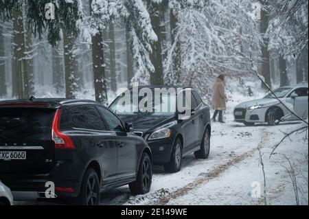 Hellenthal, Deutschland. Januar 2021. Besucher im Skigebiet 'Weißer Stein' in der Eifel parken nach einer geeigneten Piste ihre Autos auf einer Forststraße, da die Parkplätze geschlossen sind. Nach großem Andrang am Wochenende hat die Gemeinde Hellenthal den Parkplätz abgesperrt. Quelle: Henning Kaiser/dpa/Alamy Live News Stockfoto