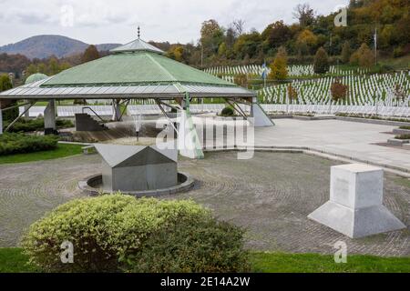 Srebrenica Gedenkstätte für Kriegsverbrechen Opfer in Bosnisch verpflichtet Krieg Stockfoto