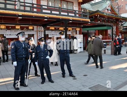 Tokio, Japan. Januar 2021. Die städtischen Polizeibeamten Tokios stehen am Montag, den 4. Januar 2021, am ersten Geschäftstag des neuen Jahres in Tokio, Japan, Wache am Kanda Myojin-Schrein. Foto von Keizo Mori/UPI Kredit: UPI/Alamy Live News Stockfoto