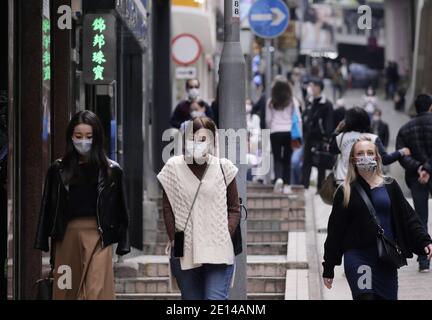 Hongkong, China. Januar 2020. Menschen, die Gesichtsmasken tragen, sind im Zentralbezirk von Hongkong, Südchina, am 4. Januar 2020 zu sehen. DAZU: "Hongkong berichtet über 53 neue COVID-19 Fälle, insgesamt über 9,000." Quelle: Wang Shen/Xinhua/Alamy Live News Stockfoto