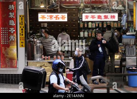 Hongkong, China. Januar 2020. Die Menschen kommen an einem Kräutertee-Laden im Central District von Hong Kong, Südchina, 4. Januar 2020 vorbei. DAZU: "Hongkong berichtet über 53 neue COVID-19 Fälle, insgesamt über 9,000." Quelle: Wang Shen/Xinhua/Alamy Live News Stockfoto