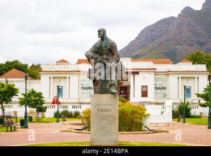 Gärten - Kapstadt, Südafrika - 23/11/2020 Jan Christiaan Smuts Statue. Kühn stehend, umgeben von buntem Grün und Gebäuden. Stockfoto