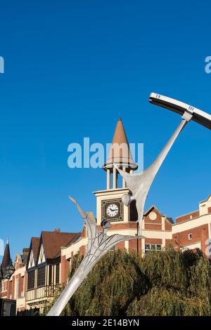 Empowerment Skulptur Framing Waterside Einkaufszentrum Uhr Blick auf Lincoln Stadt Stockfoto