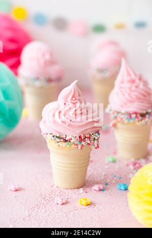 Pink Soft Eiscreme Mit Streuseln Servieren Stockfoto