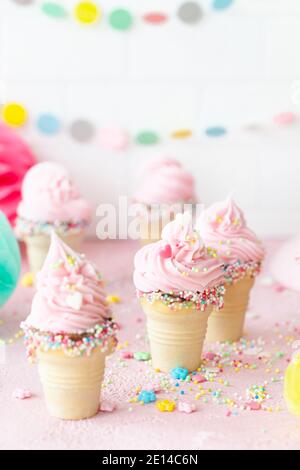 Pink Soft Eiscreme Mit Streuseln Servieren Stockfoto