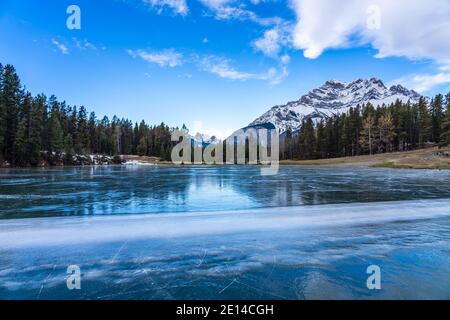 Johnson Lake gefrorene Wasseroberfläche im Winter. Schneebedeckter Cascade Mountain im Hintergrund. Banff National Park, Kanadische Rockies, Alberta, Kanada. Stockfoto
