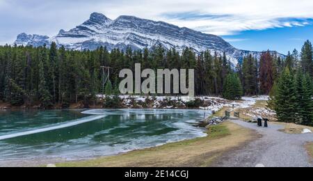 Johnson Lake gefrorene Wasseroberfläche im Winter. Schneebedeckter Mount Rundle im Hintergrund. Banff National Park, Kanadische Rockies, Alberta, Kanada. Stockfoto