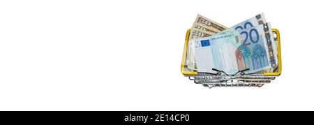 Dollar- und Euro-Scheine verwechselten sich in einem Warenkorb auf weißem Hintergrund. Isoliert. Bannergröße. Speicherplatz kopieren. Weitwinkelansicht. Stockfoto