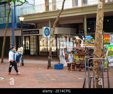 Kapstadt, Südafrika - 23/11/2020 belebter Marktplatz. Bunte Kleidung, Gesichtsmasken und Marktstand. Stockfoto