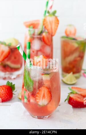 Erdbeere Und Wasser Melone Infundiert Wasser / Limonade Stockfoto