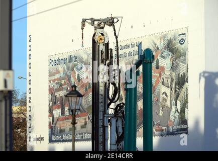 Potsdam, Deutschland. Dezember 2020. Am Gebäude des Bildungsforums neben der Baustelle für das neue Stadtquartier am Alten Markt ist ein Plakat mit der Aufschrift "Potsdamer Mitte" angebracht. Vor dreißig Jahren verabschiedete der stadtrat eine grundsätzliche Resolution, "eine vorsichtige Neuannäherung der historischen Stadtgestaltung" auf dem Alten Markt zu schaffen, der weitgehend noch als Nachkriegs-Ödland existierte. Quelle: Soeren Stache/dpa-Zentralbild/ZB/dpa/Alamy Live News Stockfoto