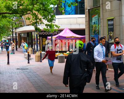 Kapstadt, Südafrika - 23/11/2020 belebter Marktplatz. Bunte Kleidung, Gesichtsmasken und Marktstand. Stockfoto