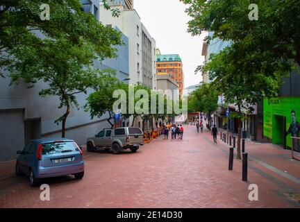 Kapstadt, Südafrika - 23/11/2020 Bedeckter Tag in der Stadt. Farbenfrohe Gebäude und eine belebte Straße nach unten. Stockfoto