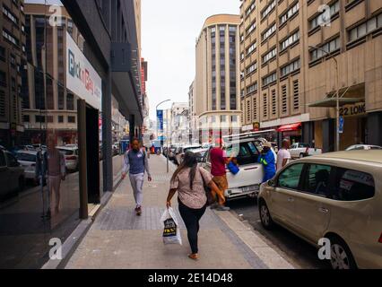 Kapstadt, Südafrika - 23/11/2020 Bewölkt Tag in Kapstadt. Menschen, die sich durch die Stadt bewegen. Stockfoto