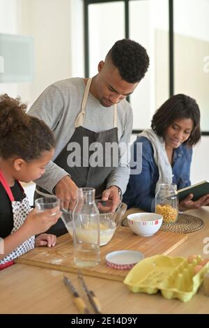 Glückliche Familie in der Küche zu Hause machen homestyle amerikanischen Cookies Stockfoto
