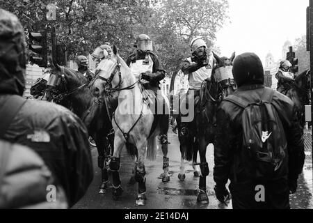 LONDON - 6. Juni 2020: Berittene Polizisten kontrollieren eine Menge von Black Lives Matter Demonstranten auf Whitehall. Stockfoto