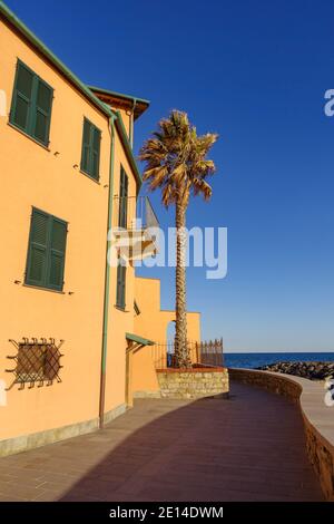 Die bunte alte Fassade des Hauses in Imperia Altstadt, Ligurien Region, Italien Stockfoto