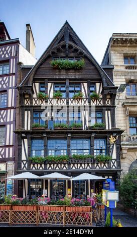 Rouen Normandie 4. Mai 2013 : schönes Restaurant mit Holzbalken-Architektur in Rouen Stockfoto