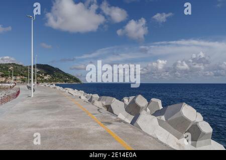 Hafen Wellenbrecher geschützt durch Beton Tetrapoden Blöcke, Imperia, Italien Stockfoto