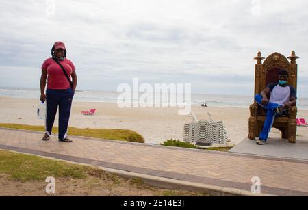 Camps Bay- Kapstadt, Südafrika - 23/11/2020 EIN Paar an den Thronen von Camps Bay. Lachen und sich unterhalten. Stockfoto