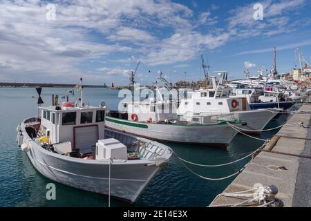Kleine Fischerboote im Hafen von Imperia Oneglia, einer Fischergemeinde in der Region Ligurien in Italien Stockfoto