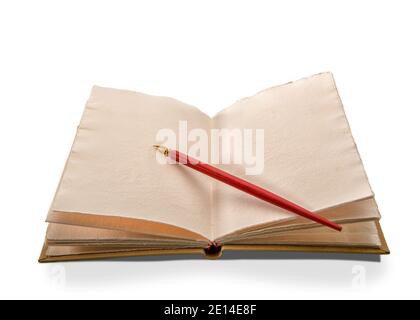 Vintage roter Stift mit Goldfeder auf antikem Leder Hardcover Notebook auf weißem Hintergrund isoliert Stockfoto