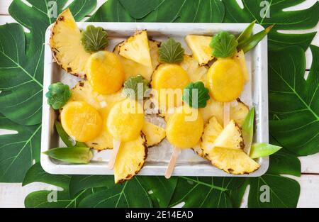 Bunte Eiscreme-Eiszapfen Mit Frischer Ananas Stockfoto
