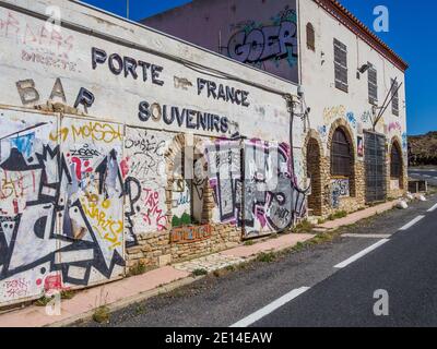 Verlassene Zollstellen am Antic Pas Fronterer de Portbou i Cervera & Col d'Ares Pass in den Pyrenäen an der Grenze zwischen Frankreich und Spanien. Stockfoto