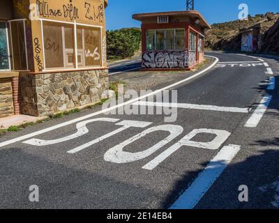 Verlassene Zollstellen am Antic Pas Fronterer de Portbou i Cervera & Col d'Ares Pass in den Pyrenäen an der Grenze zwischen Frankreich und Spanien. Stockfoto