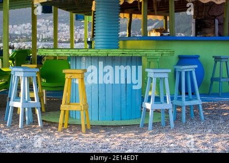 Liegestühle Strandbar Stockfoto