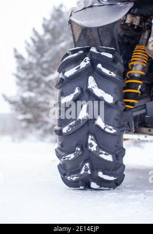 Nahaufnahme eines Quad-Rad und Allradantriebs. Quad fahren. Stockfoto