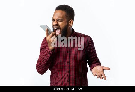Angry Black Guy Schreien Bei Smartphone Stehen Über Weißem Hintergrund Stockfoto