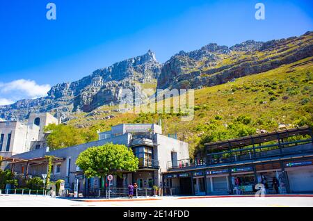 Kloof Corner - Kapstadt, Südafrika - 02/12/2020 Seilbahngebiet an einem ruhigen Nachmittag auf Kloof Corner. Marktplatz und Parkplatz im Vordergrund. Stockfoto