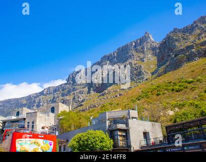 Kloof Corner - Cape Town, South Africa - 02/12/2020 City Sight Seeing Bus geparkt außerhalb Seilbahn Gebäude und Marktgebiet. Stockfoto