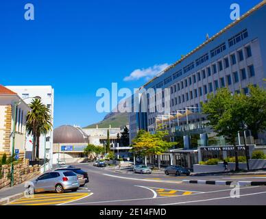 Kapstadt, Südafrika - 02/12/2020 Planetariumgebäude in Kapstadt. Langes quadratisches Gebäude, Berg und blauer Himmel im Rahmen. Stockfoto