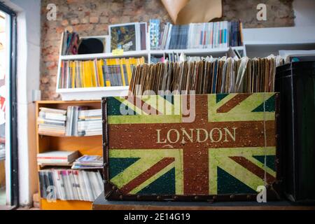 Observatory - Cape Town, South Africa - 02/12/2020 Vintage Vinylkollektion verpackt in einer Holzkiste mit der britischen Flagge und 'London' Stockfoto